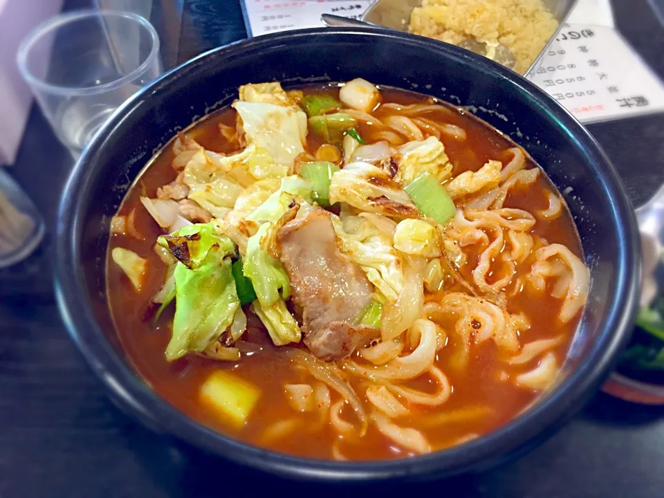 今日のランチは、肉野菜味噌煮込みうどんと言う不思議な味のうどんを食べました😋|ラー山さん