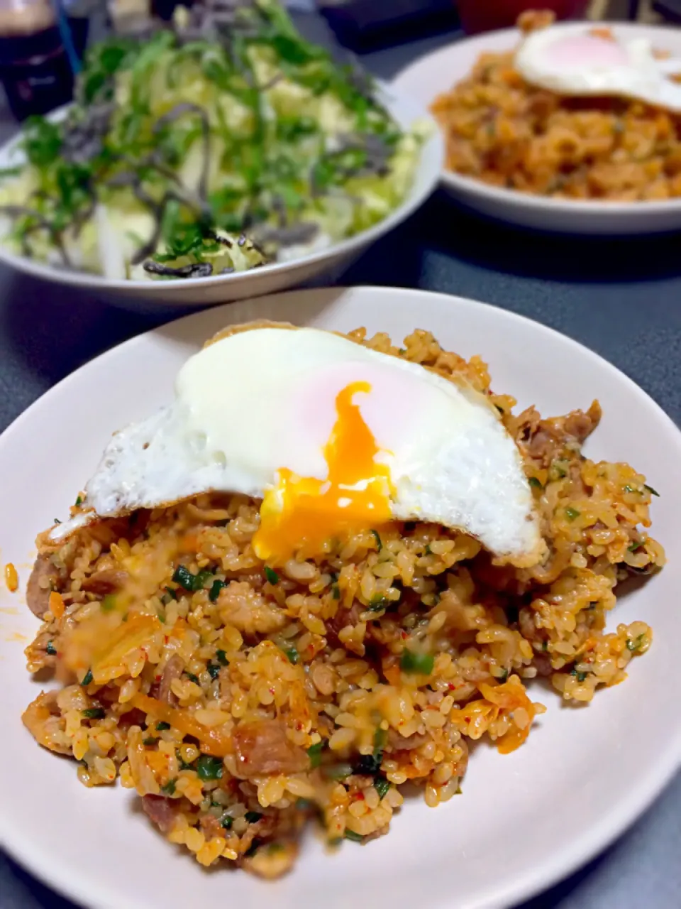 Snapdishの料理写真:【晩ご飯】キムチチャーハン目玉焼き乗せ|yo-Pさん