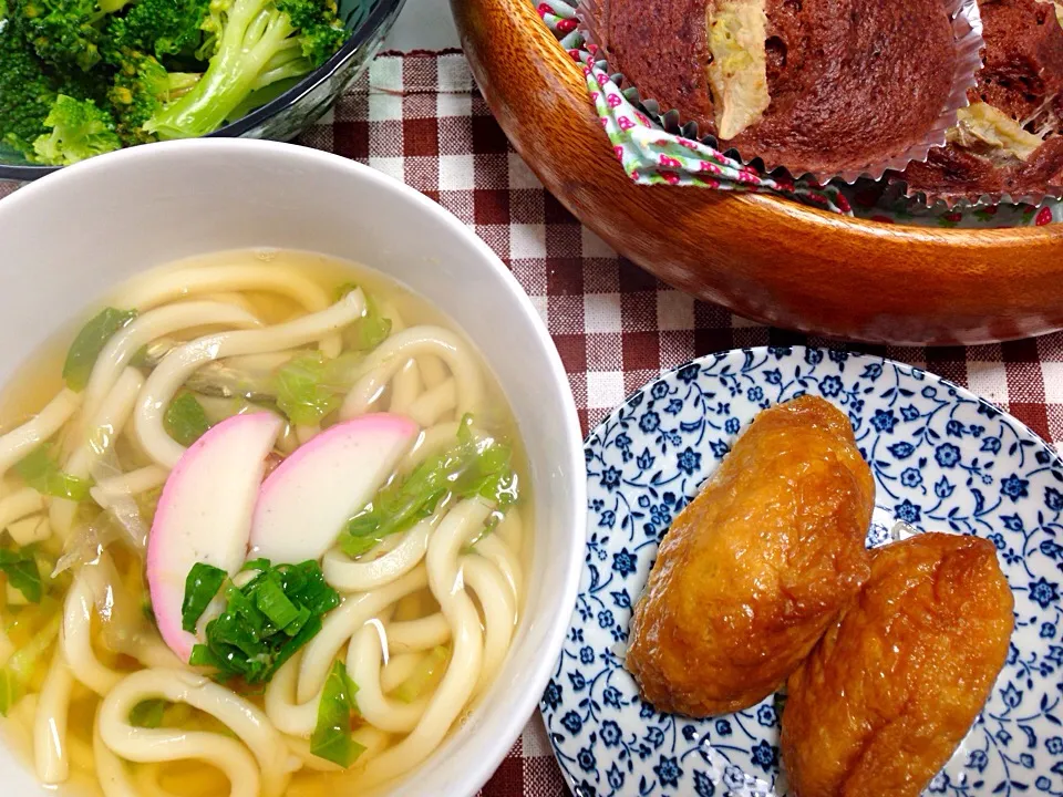 Snapdishの料理写真:自家製いなり寿司とうどん、バナナチョコ蒸しパン|Cuisineさん