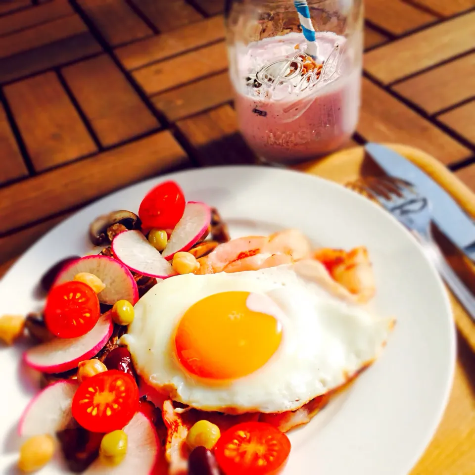 Blueberry yoghurt smoothie and fried egg with veggies 0204|yeluさん