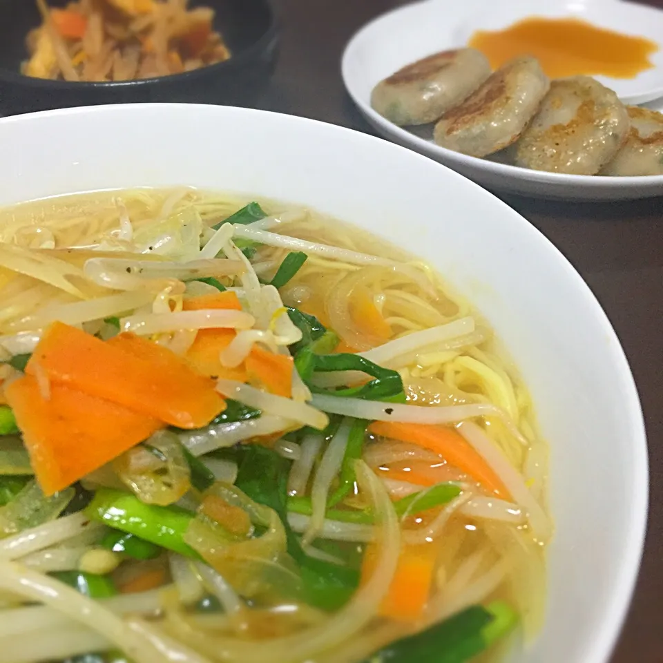 円山動物園のしろくまラーメン野菜炒めのっけ、ニラ饅頭|chobicmさん