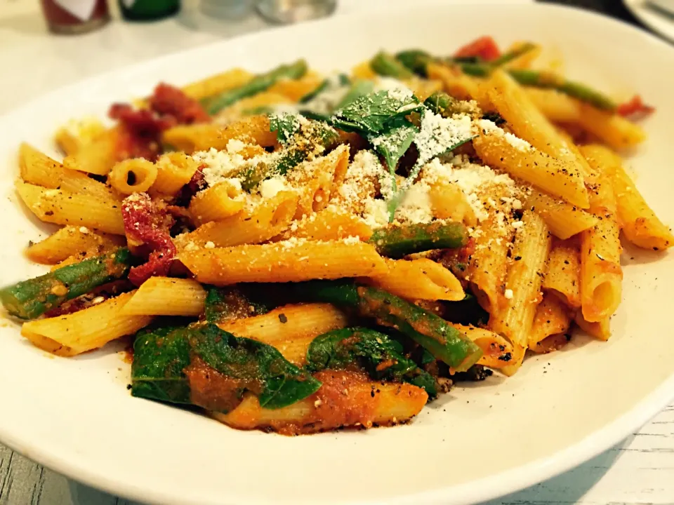 Vegetarian Penne Pasta with sun dried tomatoes, spinach, basil, parmesan, blanched string beans and Pomodoro sauce|Sergio Lacuevaさん