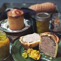 Snapdishの料理写真:British pork pie with piccalilli