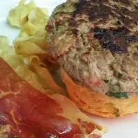 Snapdishの料理写真:Hamburger di fassone,  speck croccante e pane al pomodoro con chips di topinambur|Tatiana Buteraさん