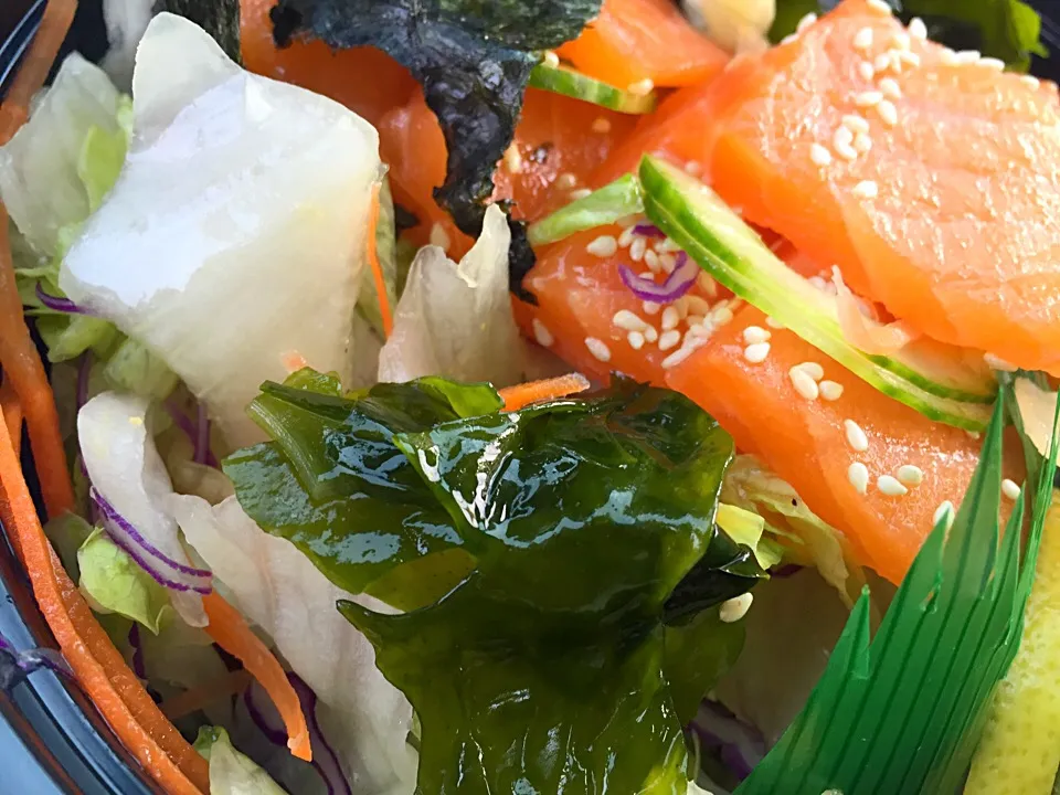 Salmon sashimi, seaweed salad with regular garden salad no dressing necessary|Leensey Benavidesさん