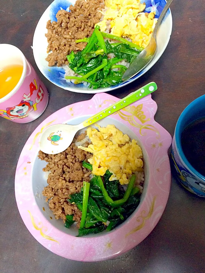 パパのお弁当の残りでそぼろ三色ご飯(^O^)|めぐりんさん