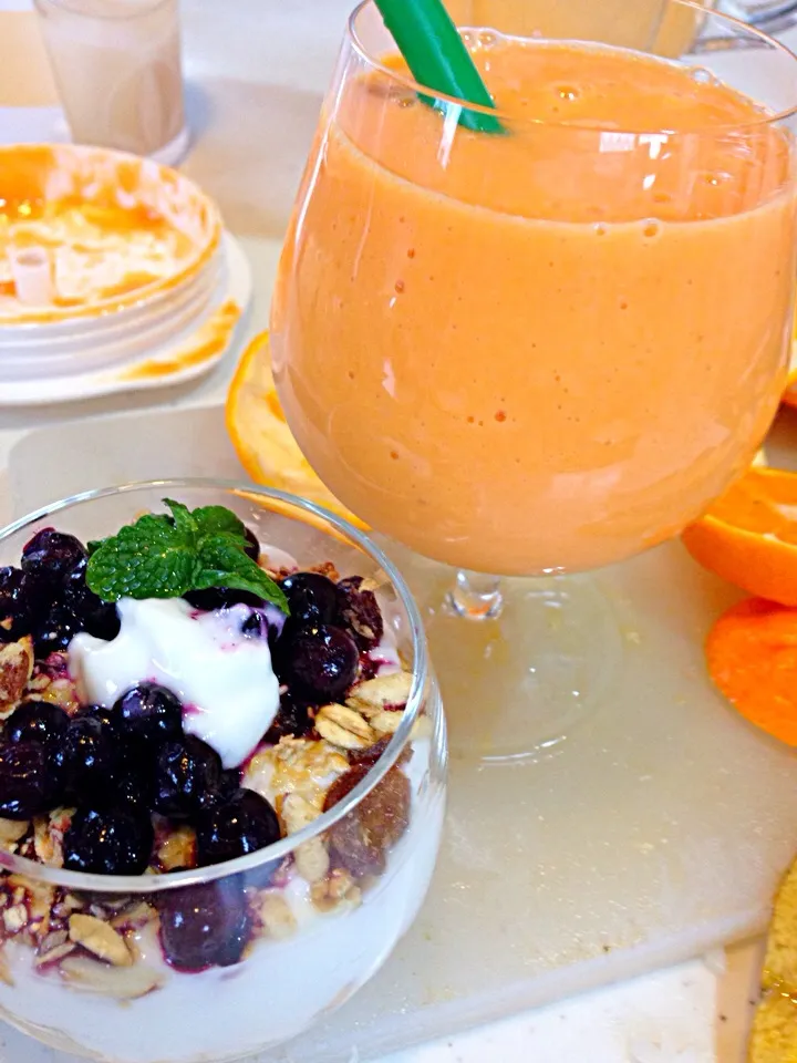 Snapdishの料理写真:Banana orange smoothie+fruit granola yoghurt|viviさん