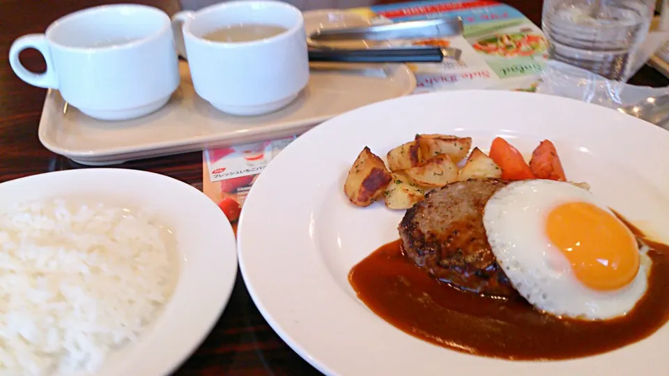 ４日平日の休みにガストの目玉焼きハンバーグ|こやっこさん