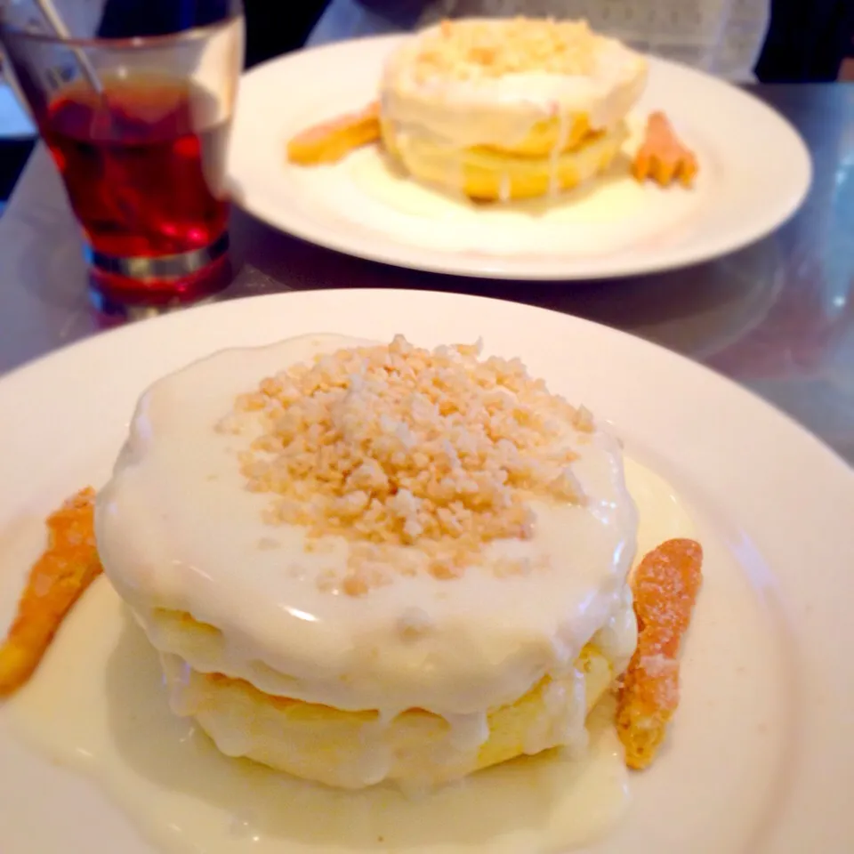 レインボーパンケーキのマカダミアナッツソースのパンケーキ💓|まいなあさん