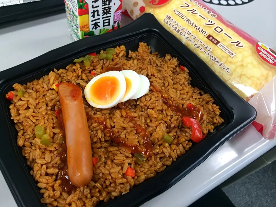 Snapdishの料理写真:コンビニのジャンバラヤ、野菜ジュース、値引きになってた恵方巻き的なロールケーキ。|liccaさん