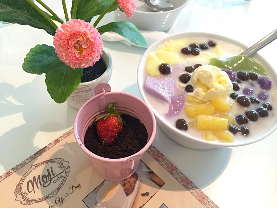 Snapdishの料理写真:Chocalate 🍓🍫 soil & Moji Puding 🍮|Meliaさん