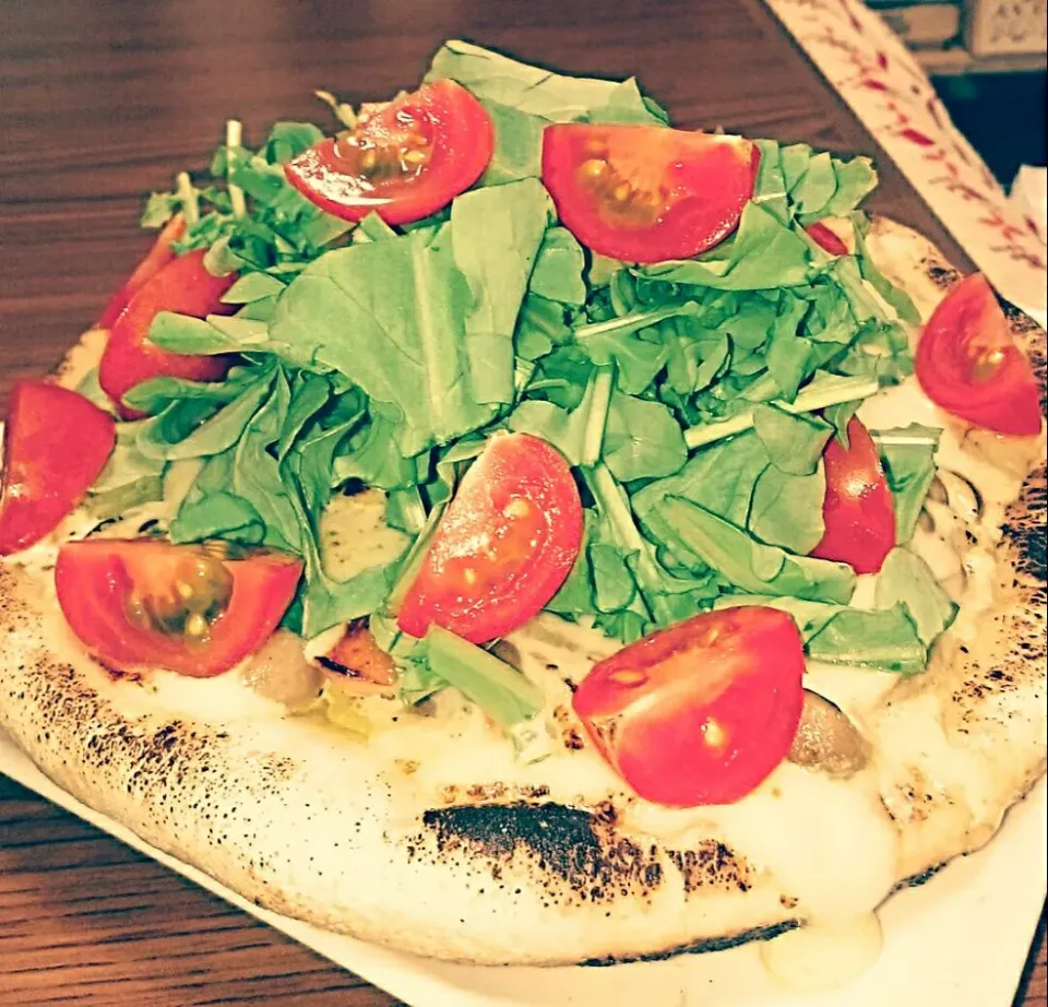 きのことソーセージのたるたるonルッコラトマトのpizza（笑）|Yukiさん