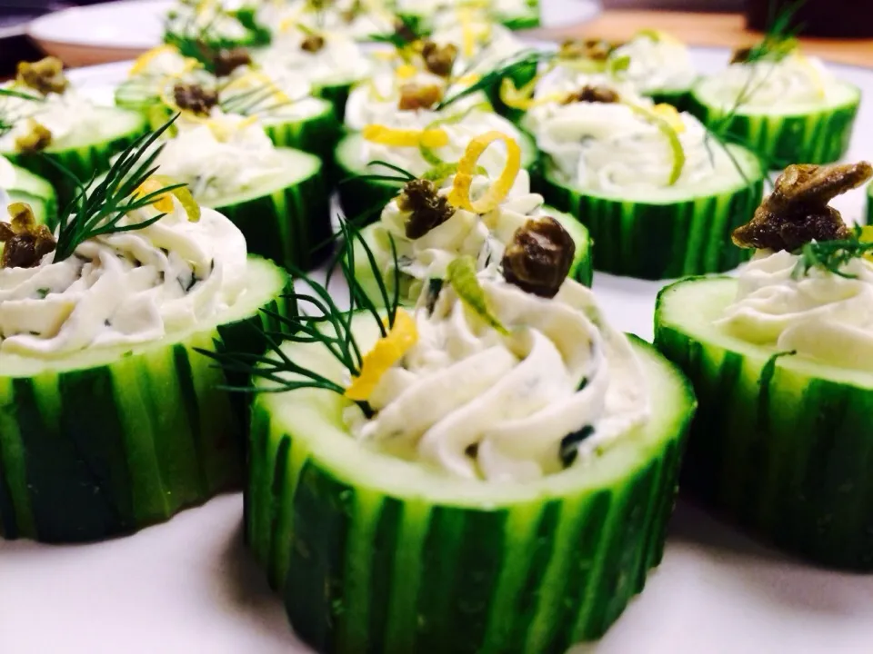 Herbed cucumber canapé|shaun spoonerさん