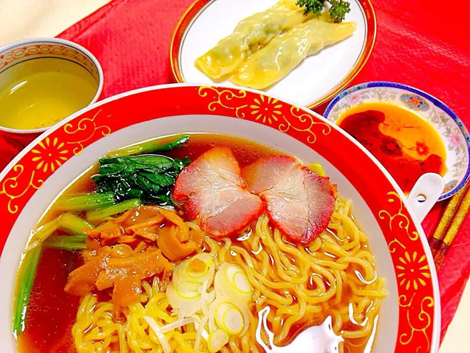 Snapdishの料理写真:20150203昼食。チャーシュー麺は菊水の麺に、同發のチャーシュー、加えてメンマもほうれん草も長ネギも。聘珍楼のニラ巻き餃子。|Keiko Moritaさん