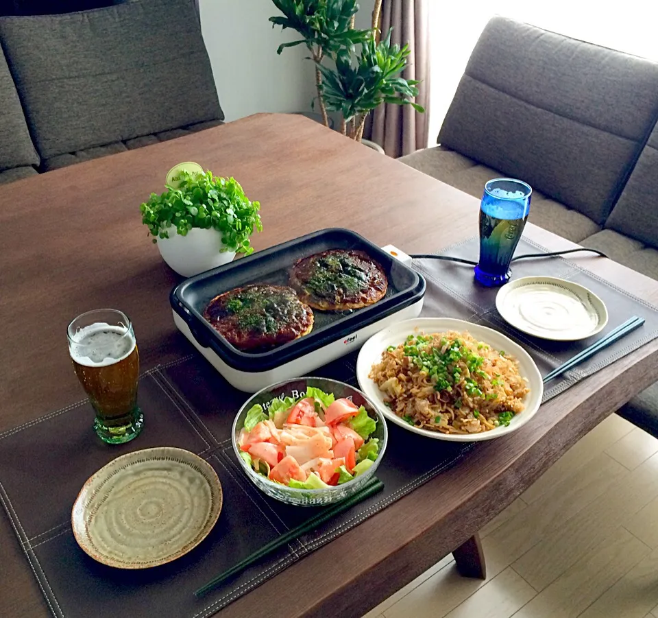 Snapdishの料理写真:牡蠣のお好み焼き、そば飯、大根とトマトの明太子サラダ、ビール|pentarouさん