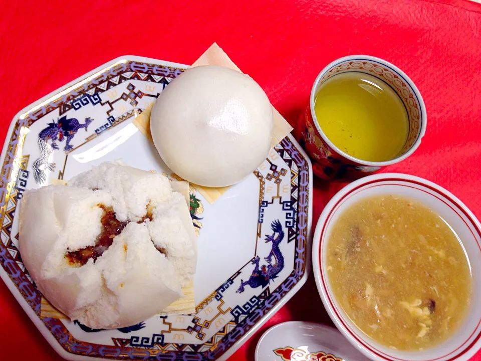 20150203朝食。横浜中華街聘珍楼のチャーシュー包、餡饅。ゆうべ多めに作ったカニと貝柱のスープ。桂花烏龍茶。|Keiko Moritaさん