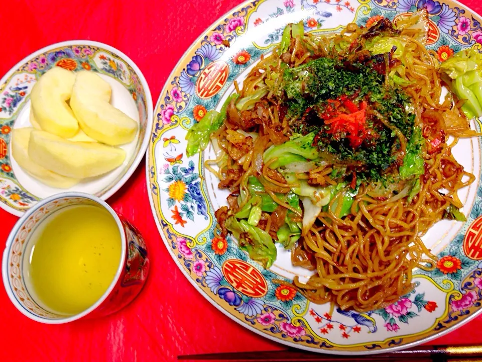 20150203昼食。焼きそば。りんご。桂花烏龍茶。|Keiko Moritaさん