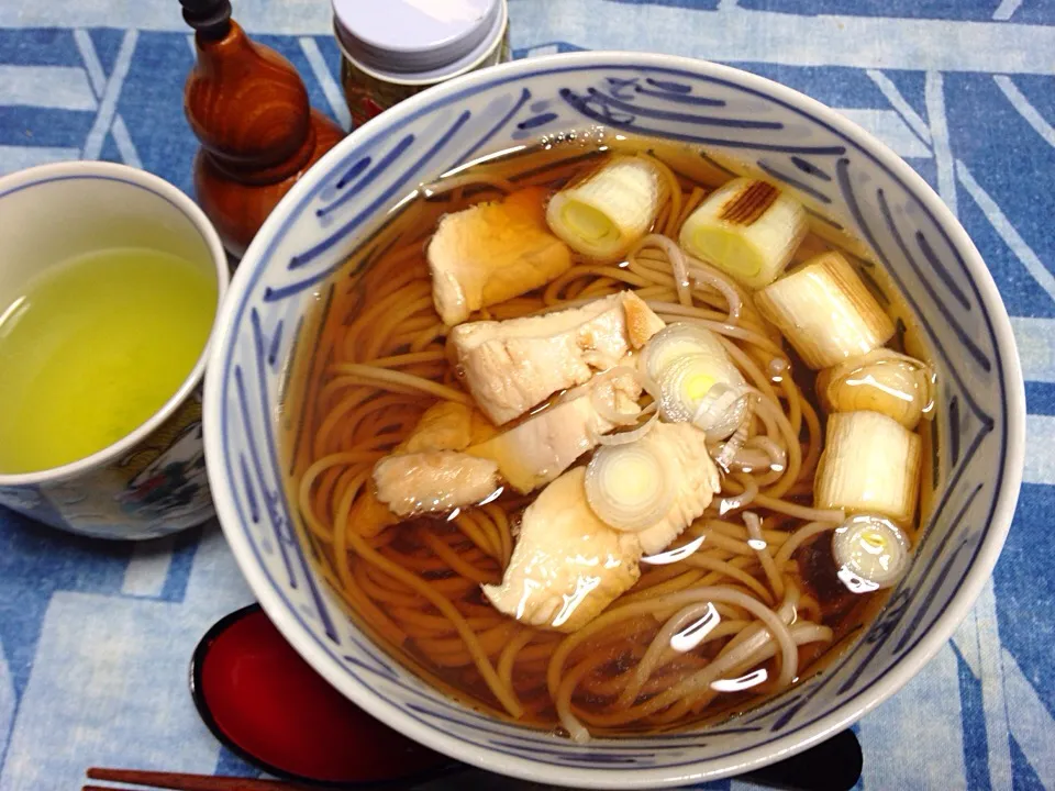 20150205昼食。鶏と焼き長ネギ入り蕎麦。緑茶。|Keiko Moritaさん