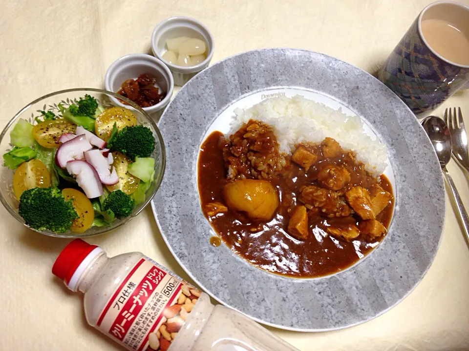 20150205夕食。チキンカレー。タコとブロッコリーとミニトマトとレタスのサラダに、ハナマサのナッツドレッシング添え。マサラチャイ。|Keiko Moritaさん