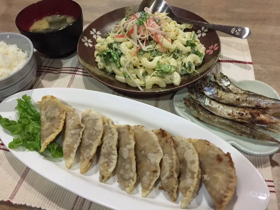 Snapdishの料理写真:餃子の皮で簡単サモサ・ししゃも・カイワレとレタスのマカロニわさびマヨサラダ・キャベツわかめ味噌汁|まーままさん