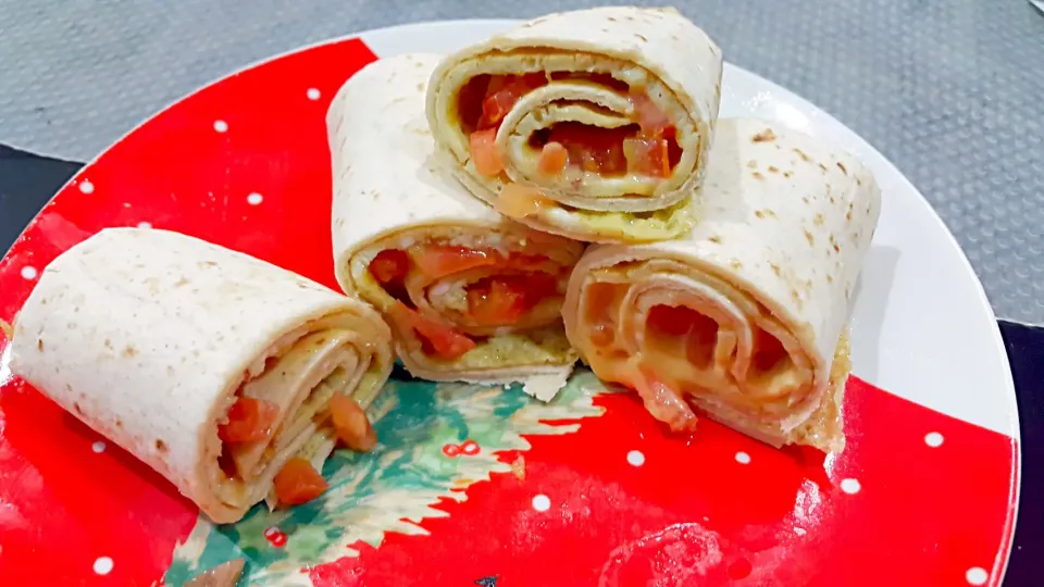 a tortila roll with eeg and tomato salad|Serly Wijayaさん