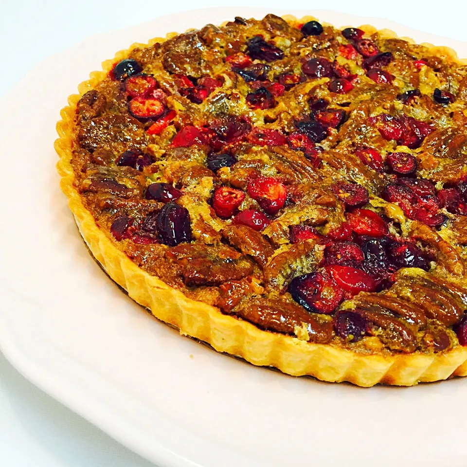 Snapdishの料理写真:Cranberry pecan tart|Alisaさん