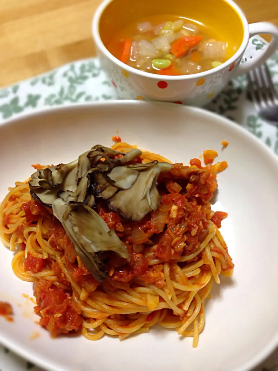 舞茸のせツナトマトスパ🍝 と 白菜と豆のスープ|こいちさん