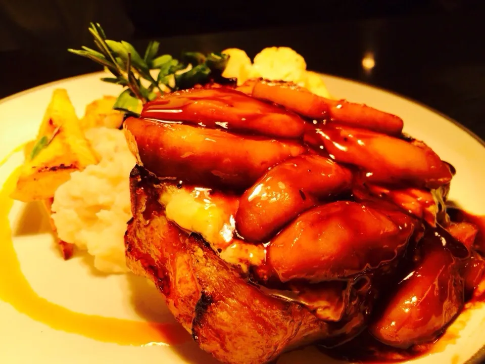 Porterhouse pork chop with caramel apples|shaun spoonerさん