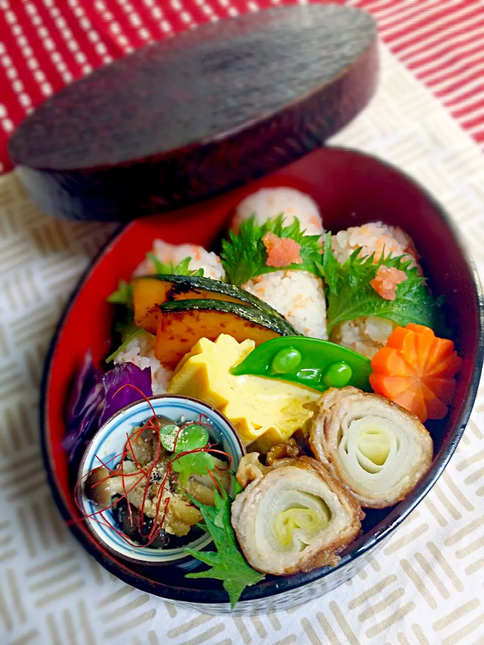 Snapdishの料理写真:《金曜日のお弁当》

・鮭入りおにぎり
・ふとネギ肉巻き
・ねこぶだし入りだし巻き玉子
・しめじの胡麻和え
・紫キャベツのマリネ
・かぼちゃのこ胡麻油焼き

行ってらっしゃい♡
　　　　気を付けてね～(*^^*)|藤田 まり子さん