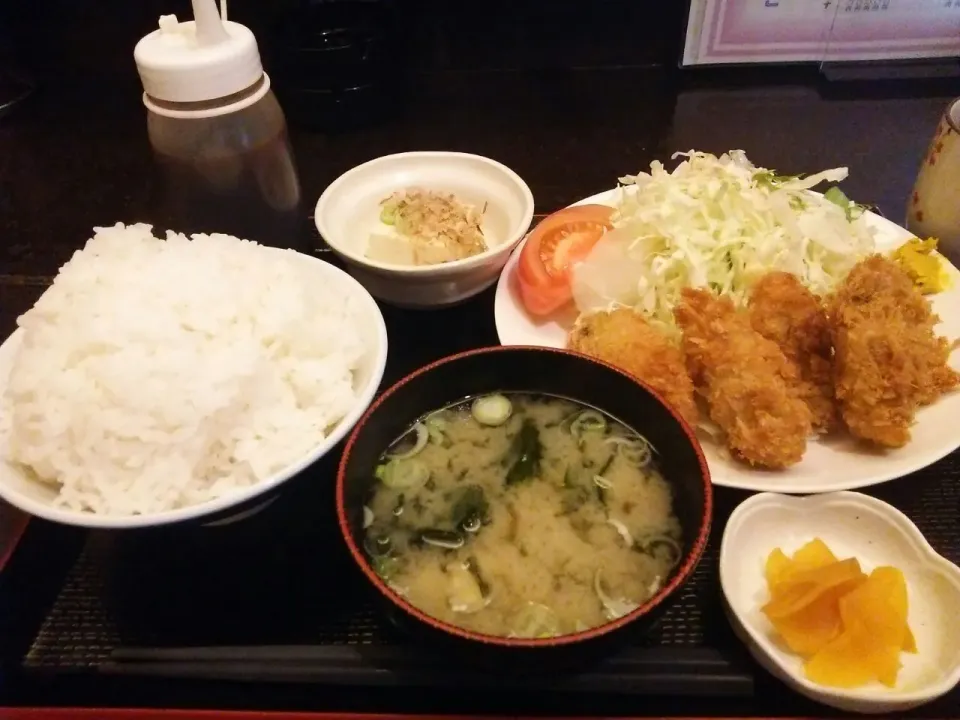 Snapdishの料理写真:日本料理『酔』のカキフライ定食、700円。|東京ライオンズさん