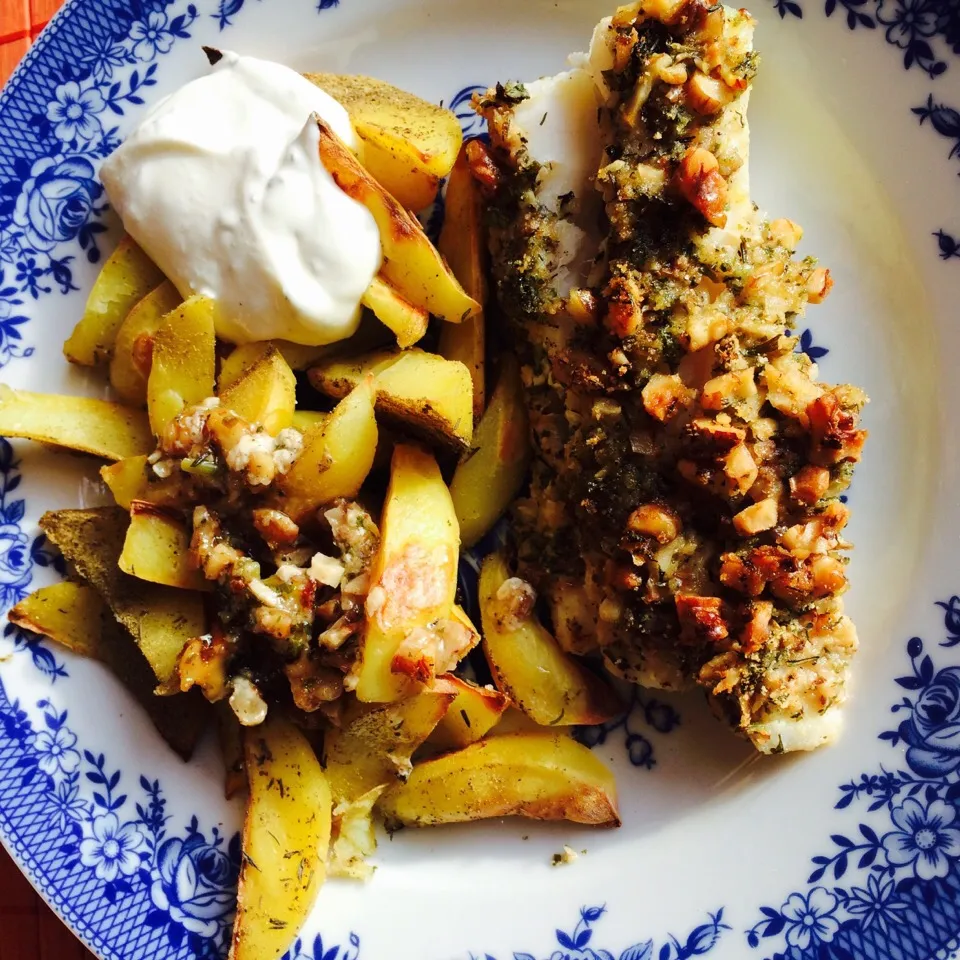 Baked Salmon wth almond crisp and potatoe slices 🍴|CatzeMDさん