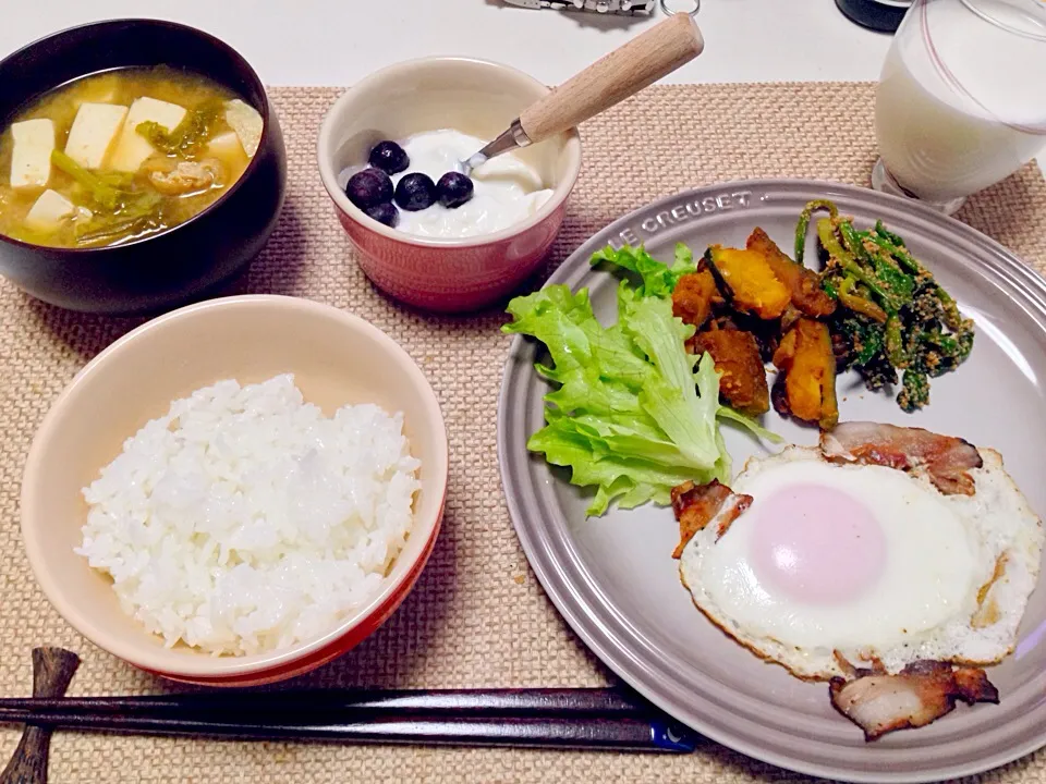 Snapdishの料理写真:ベーコンエッグ かぼちゃとしめじのガリバタ ほうれん草胡麻和え 菜の花豆腐油揚げの味噌汁|にゃろめさん