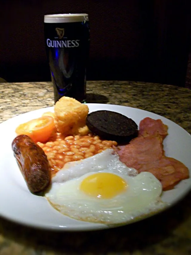 Snapdishの料理写真:Full English breakfast with Guinness (Breakfast of champions & Alcoholics !)...|Simon Mathewsさん