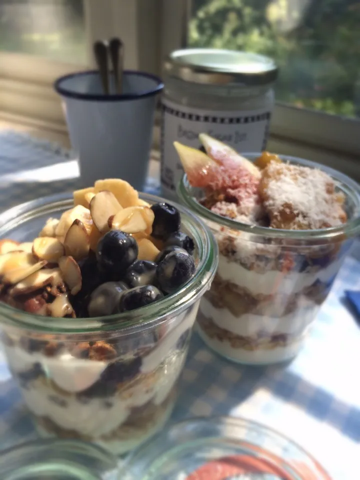 Greek yogurt and granola parfait|Alisaさん