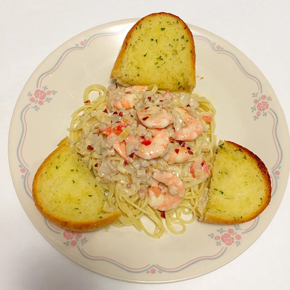 Snapdishの料理写真:Linguini with Shrimps in white wine and clam sauce..|rie simsさん