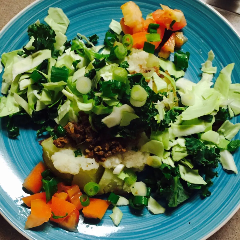 Baked potato with vegan cream sauce, veggie ground beef, kale, cabbage, tomato and green onion|victoria valerioさん