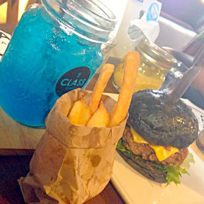 Such a great day...Scale Burger @ Class Cafe Thailand|Anne~AunAunさん