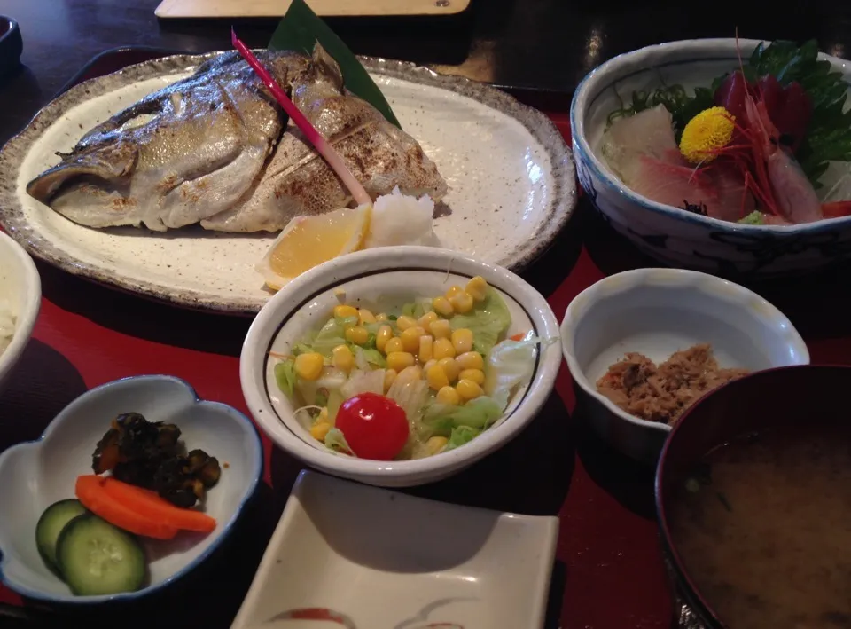 Aランチ   いなだカマ塩焼き 刺身４点 サラダ 佃煮 あさり味噌汁 香の物 白飯|ぽんたさん