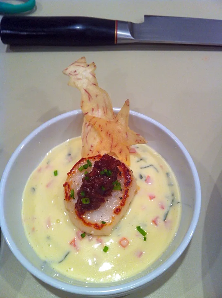 Digby scallop with bacon jam and basil tomato beurre blanc|shaun spoonerさん