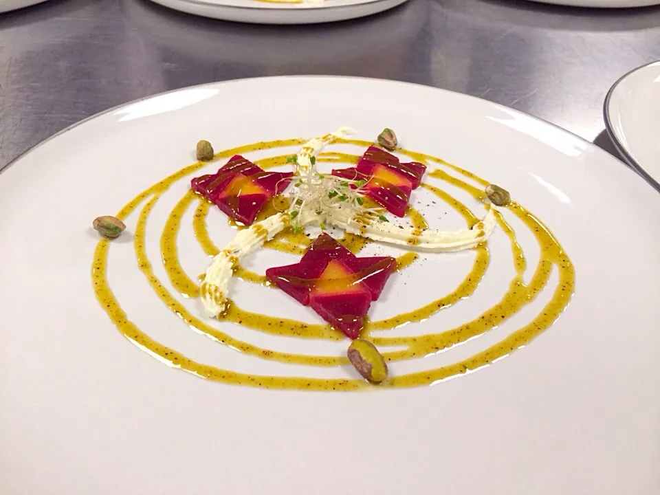 Candied beet salad, pistachio vinaigrette and verbena goats cheese mousse|shaun spoonerさん