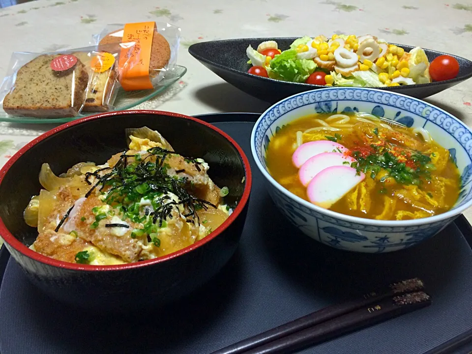 Snapdishの料理写真:カツ丼に、大阪土産のビリケンのカレーうどん❤️|makoさん