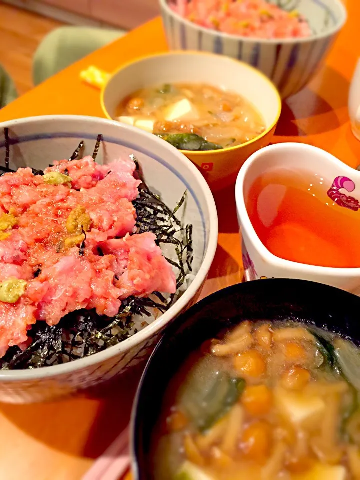 鮪すき身丼、ナメコと豆腐ワカメのお味噌汁|ch＊K*∀o(^^*)♪さん