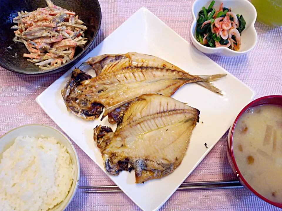 鰺、えぼ鯛の干物☆ゴボウサラダ☆ほうれん草と桜エビの煮浸し☆なめこの味噌汁☆和な夕食♡2/6|ちび太さん