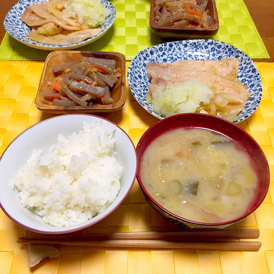 大根とコンニャクの炒め煮、豚の生姜焼き、葱と蓮根の酒粕入りお味噌汁|舐め子さん