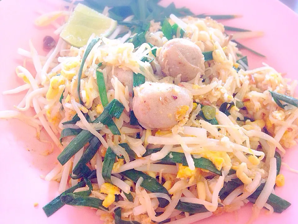 Pad Thai with meat balls ผัดไทยลูกชิ้น|Yui Phiphitphakdiさん