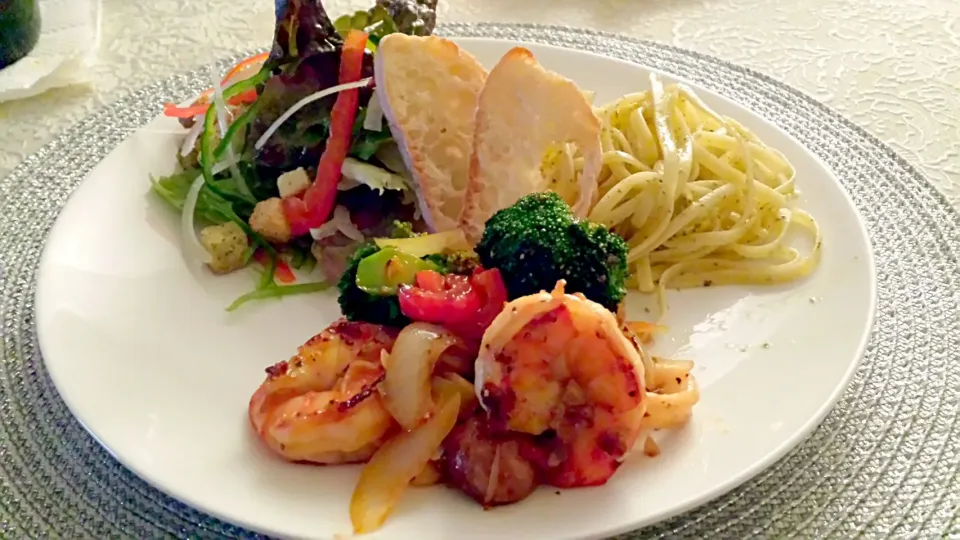 fried shrimp & calamari, spaghetti genovese , mixed green salad.|Saito  Iwaoさん