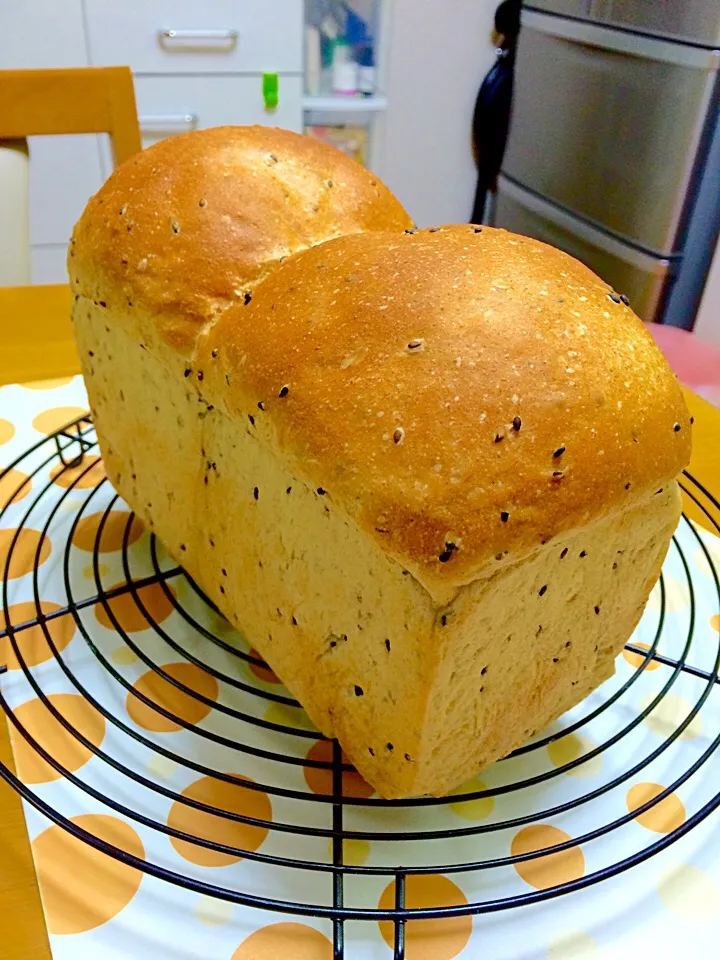 黒胡麻山食🍞|ブー吉さん