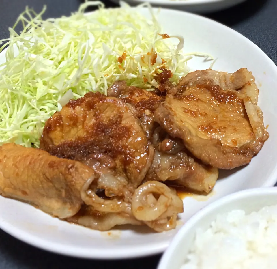 Snapdishの料理写真:【晩ご飯】豚の生姜焼き|yo-Pさん