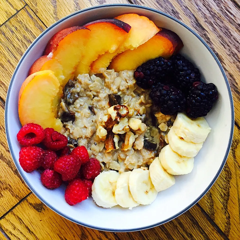 Pumpkin spice & prune oatmeal with banana, rasberries, blackberries, peaches and crushed walnuts|victoria valerioさん