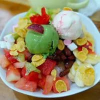 Patbingsoo, a kind of dessert. made of mixfruit, read bean, syrup, with ice cream on the top in Korean style. 
#bingsoo #dessert|Ren Setiawanさん